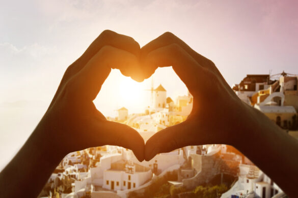 Silhouette,Hand,In,Heart,Shape,With,Sunrise,In,The,Middle