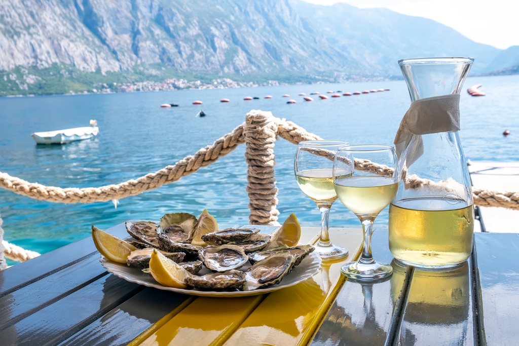 Oysters,And,White,Wine,In,A,Restaurant,With,A,Sea